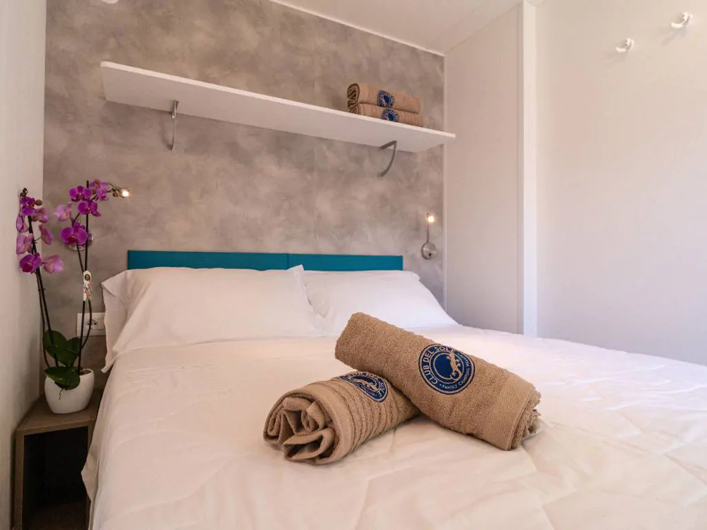 stork-family-camping-village-lodge-superior-dog-interior-double-bed