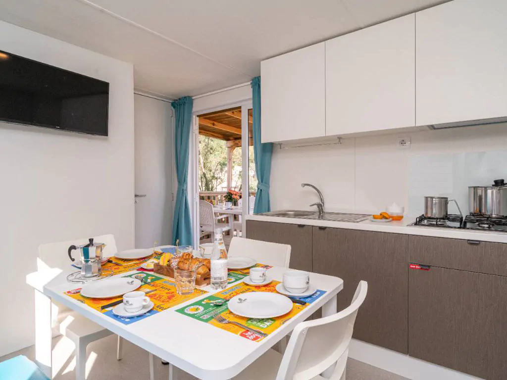 stork-family-camping-village-lodge-superior-dog-interior-living-room-ii