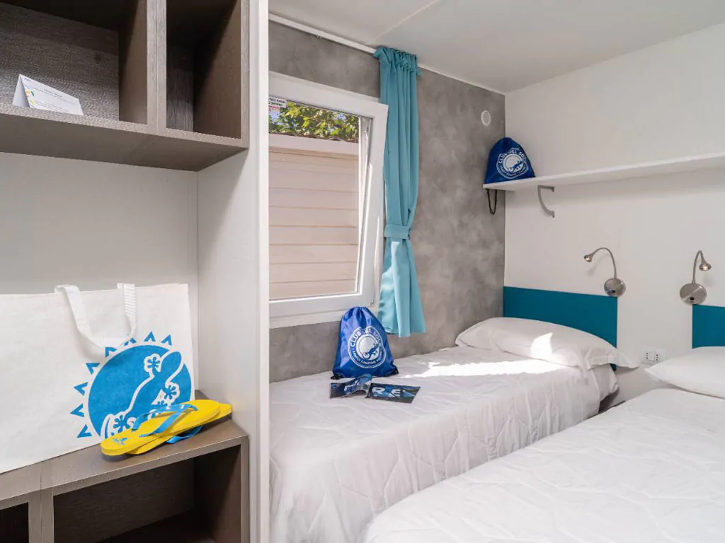 stork-family-camping-village-lodge-superior-dog-interior-single-beds