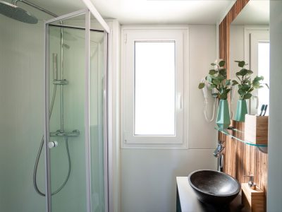 sunlodge-catalpa-panaramic-sea-view-mobile-home-interior-bath-room