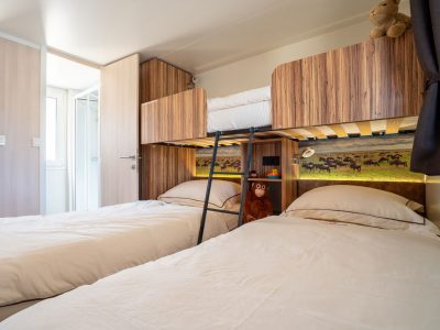 sunlodge-catalpa-panaramic-sea-view-mobile-home-interior-single-beds