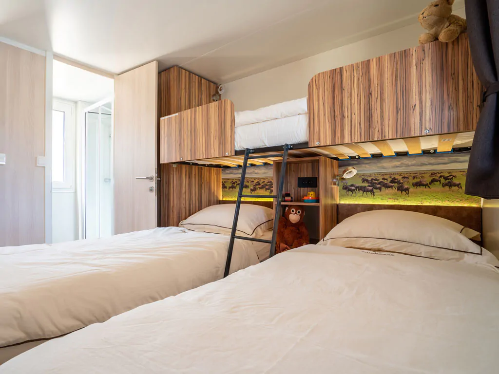 sunlodge-catalpa-panaramic-sea-view-mobile-home-interior-single-beds