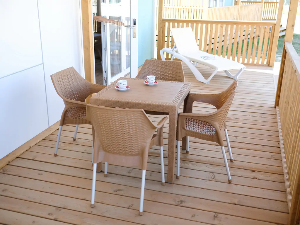 terme-catez-mobile-home-42-exterior-dining-area