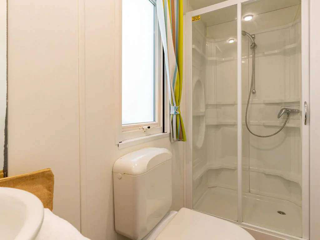 adriano-family-collection-lodge-superior-interior-bathroom-view