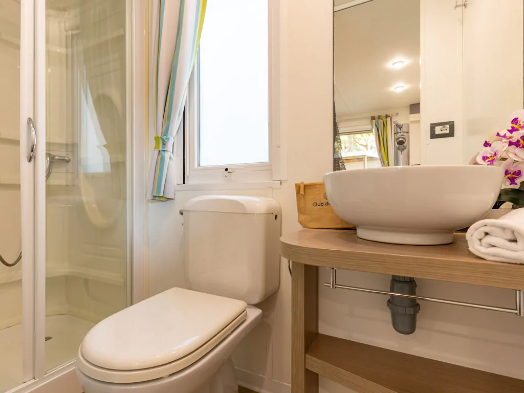 adriano-family-collection-lodge-superior-interior-bathroom