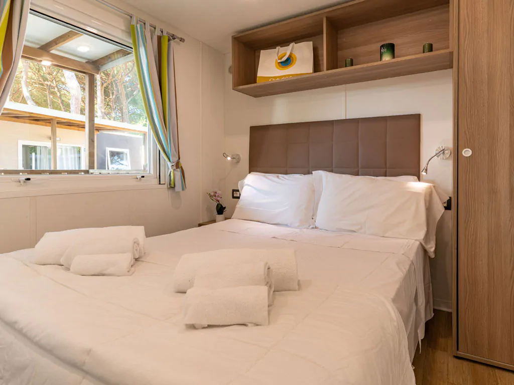 adriano-family-collection-lodge-superior-interior-bedroom-double-bed