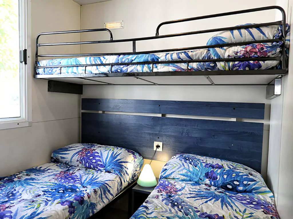 campsite-cisano-san-vito-mobile-home-rubino-lux-interior-bedroom-single-beds-bunk-bed