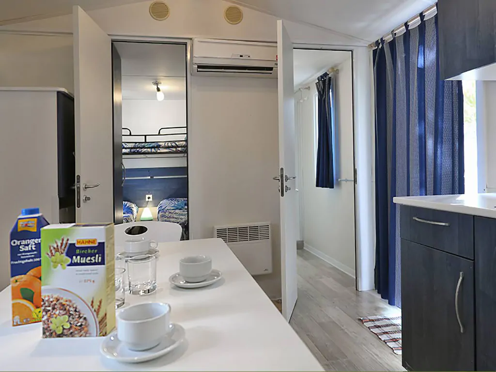 campsite-cisano-san-vito-mobile-home-rubino-lux-interior-kitchen-dining-table