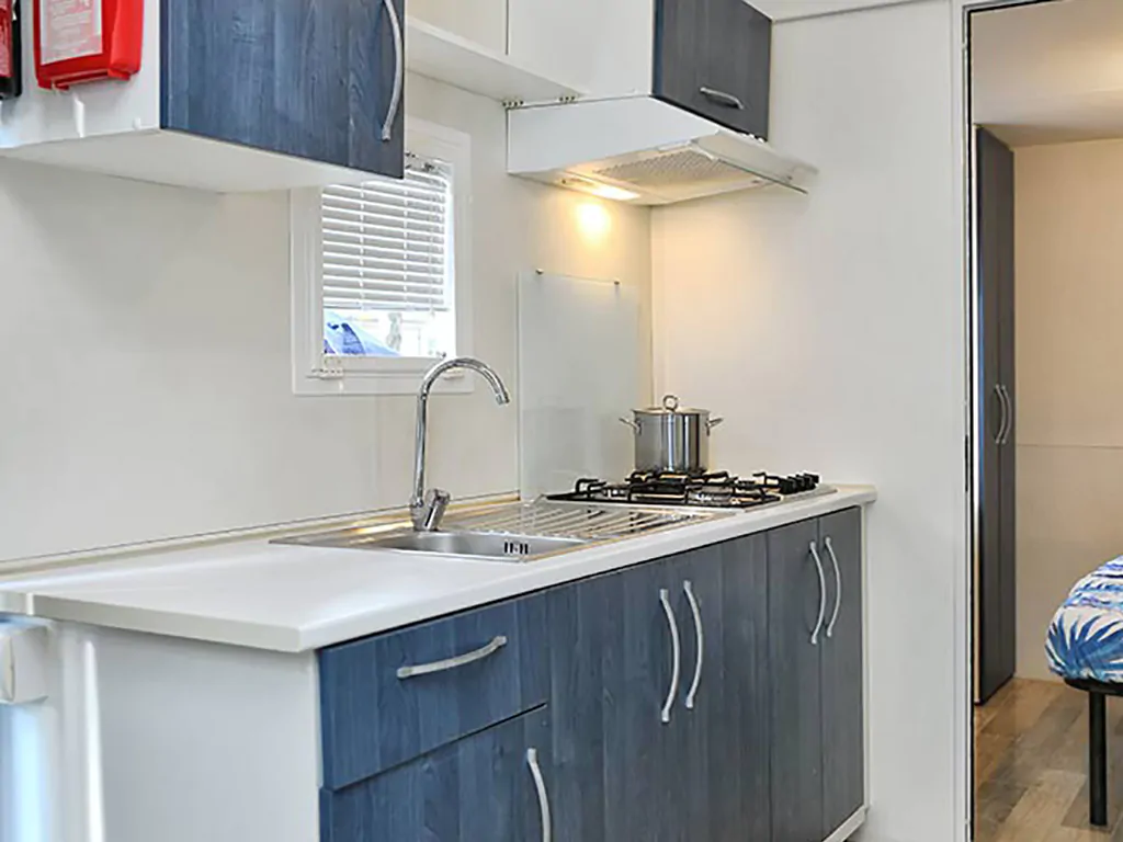 campsite-cisano-san-vito-mobile-home-rubino-lux-interior-kitchen