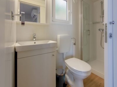 campsite-klenovica-mobile-home-panorama-interior-bathroom