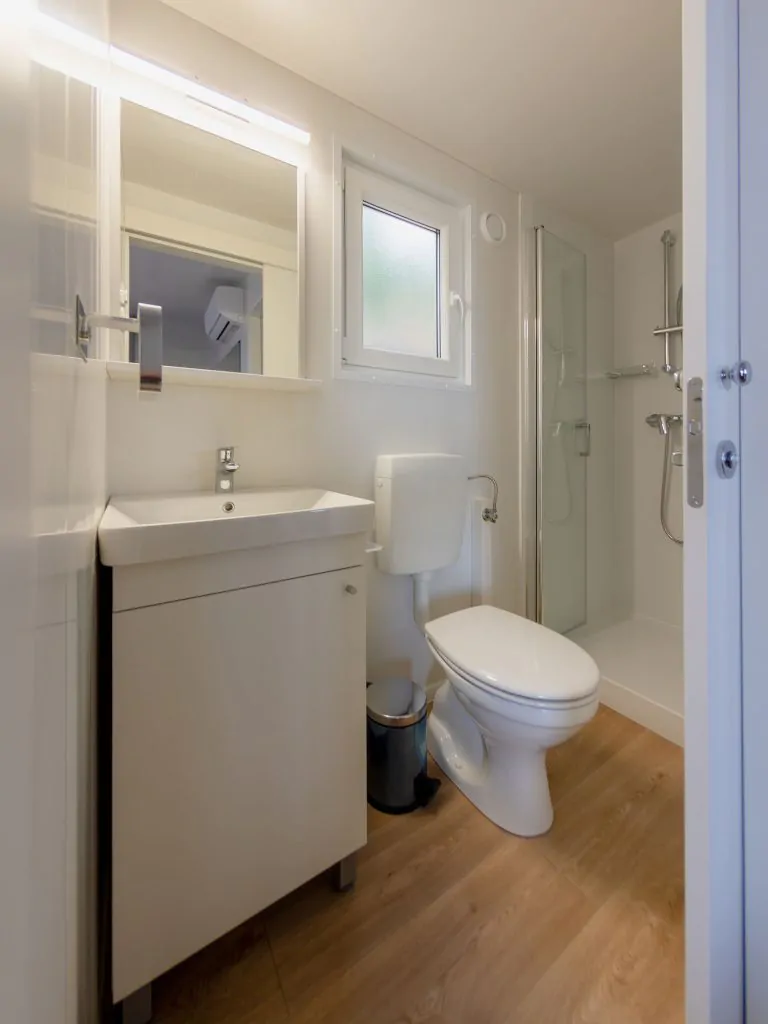 campsite-klenovica-mobile-home-panorama-interior-bathroom