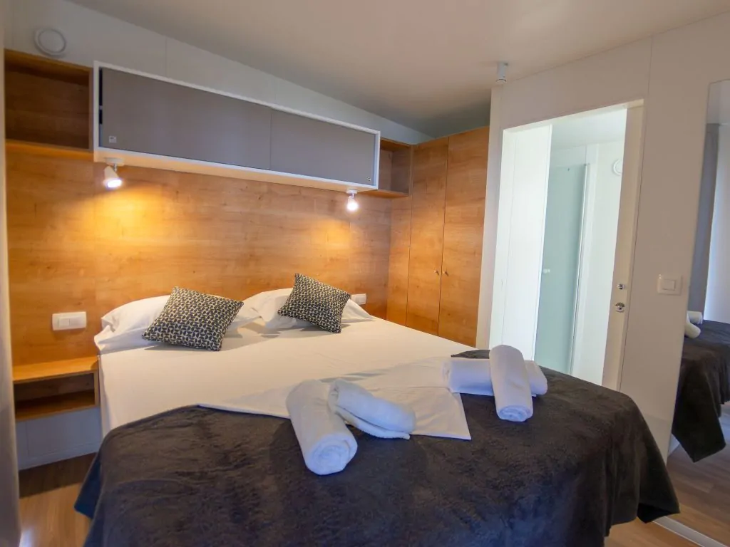 campsite-klenovica-mobile-home-panorama-interior-bedroom-double-bed