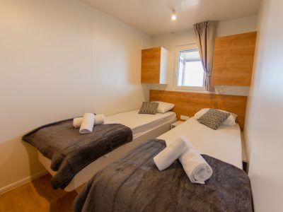 campsite-klenovica-mobile-home-panorama-interior-bedroom-single-beds
