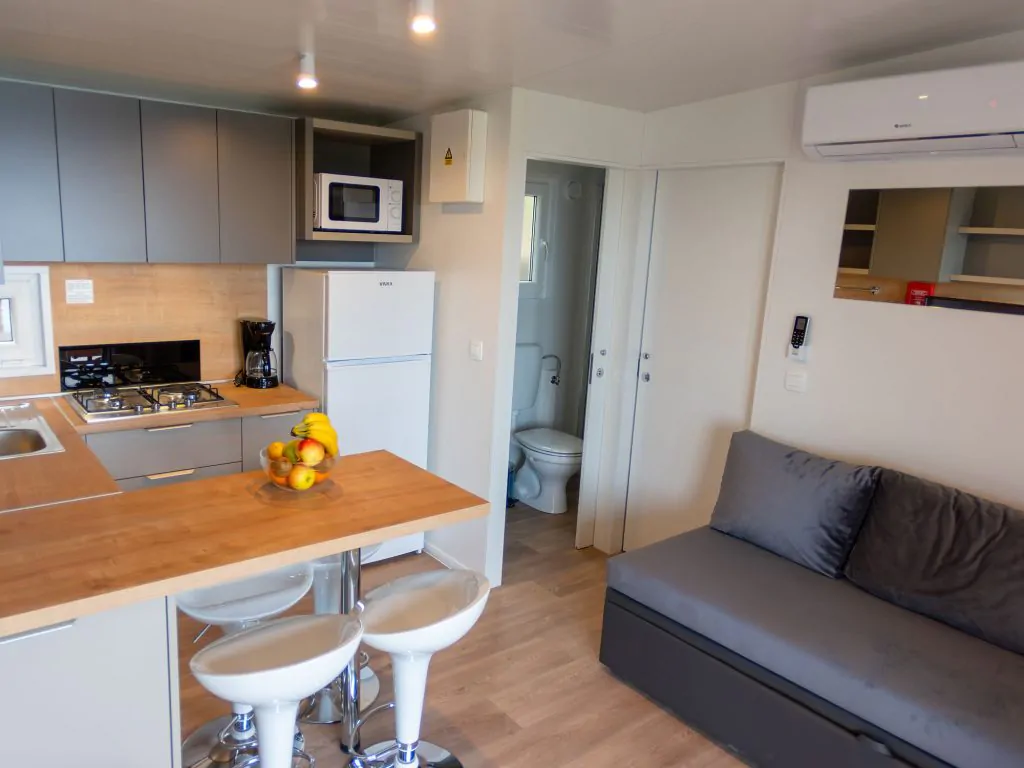campsite-klenovica-mobile-home-panorama-interior-kitchen-living-room