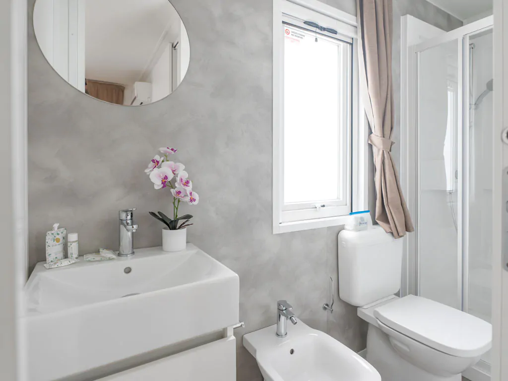 jesolo-family-resort-mobile-home-lodge-superior-dog-interior-bathroom