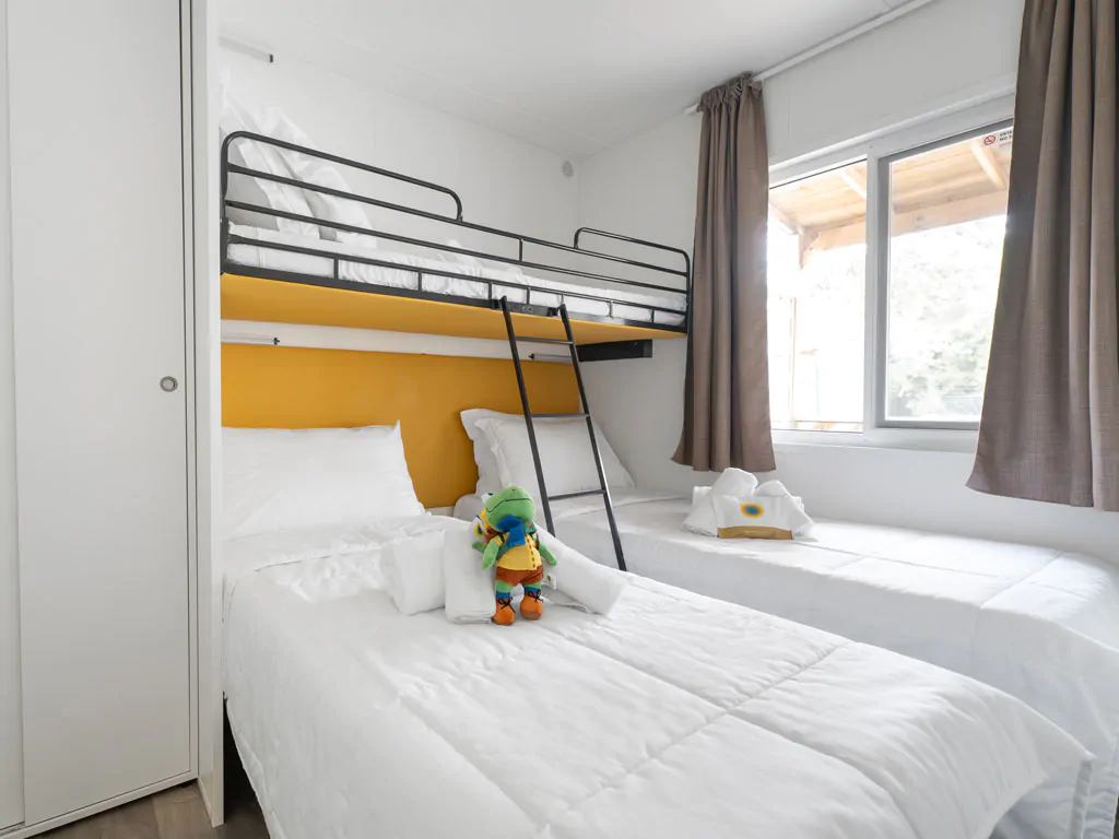 jesolo-family-resort-mobile-home-lodge-superior-dog-interior-bedroom-childrens-room
