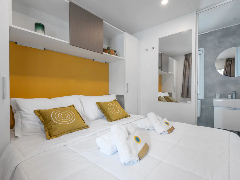 jesolo-family-resort-mobile-home-lodge-superior-dog-interior-bedroom-double-bed