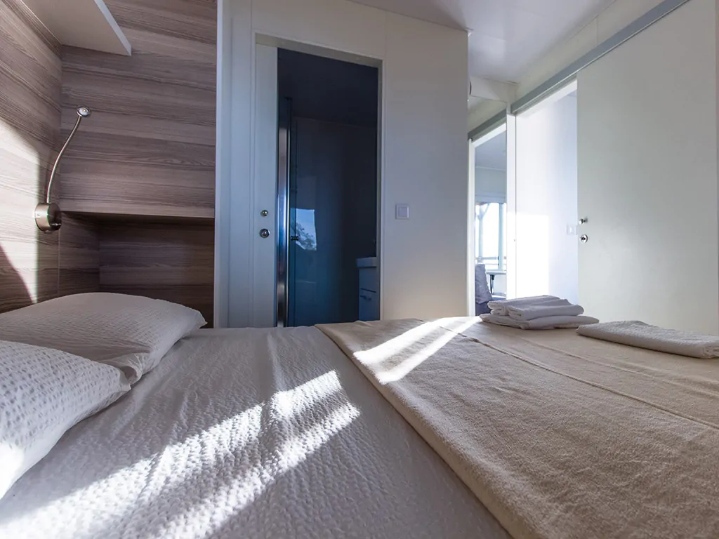 klenovica-mobile-home-family-interior-bedroom-suite