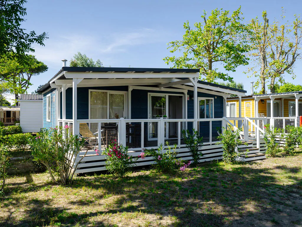 marina-family-resort-lodge-deluxe-dog-exterior-mobile-home-view