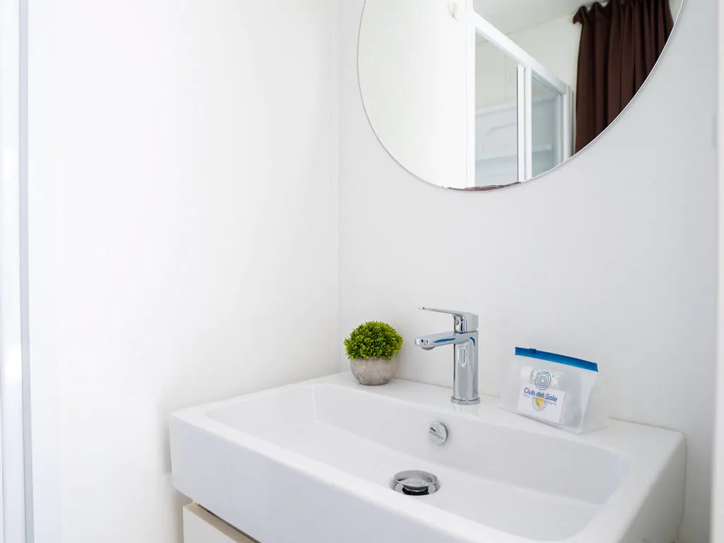 marina-family-resort-lodge-deluxe-family-interior-bathroom-sink