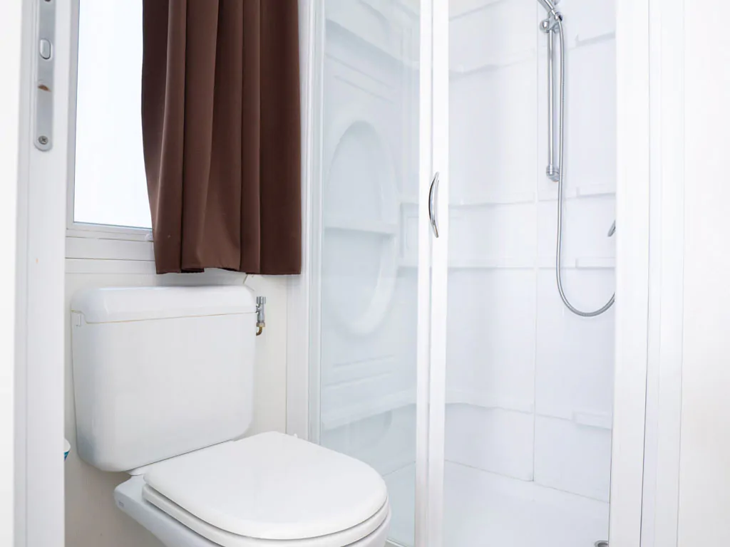 marina-family-resort-lodge-deluxe-family-interior-bathroom-view