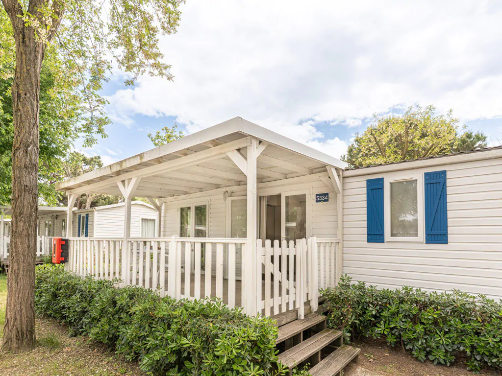 marina-family-resort-lodge-superior-dog-exterior-mobile-home-view