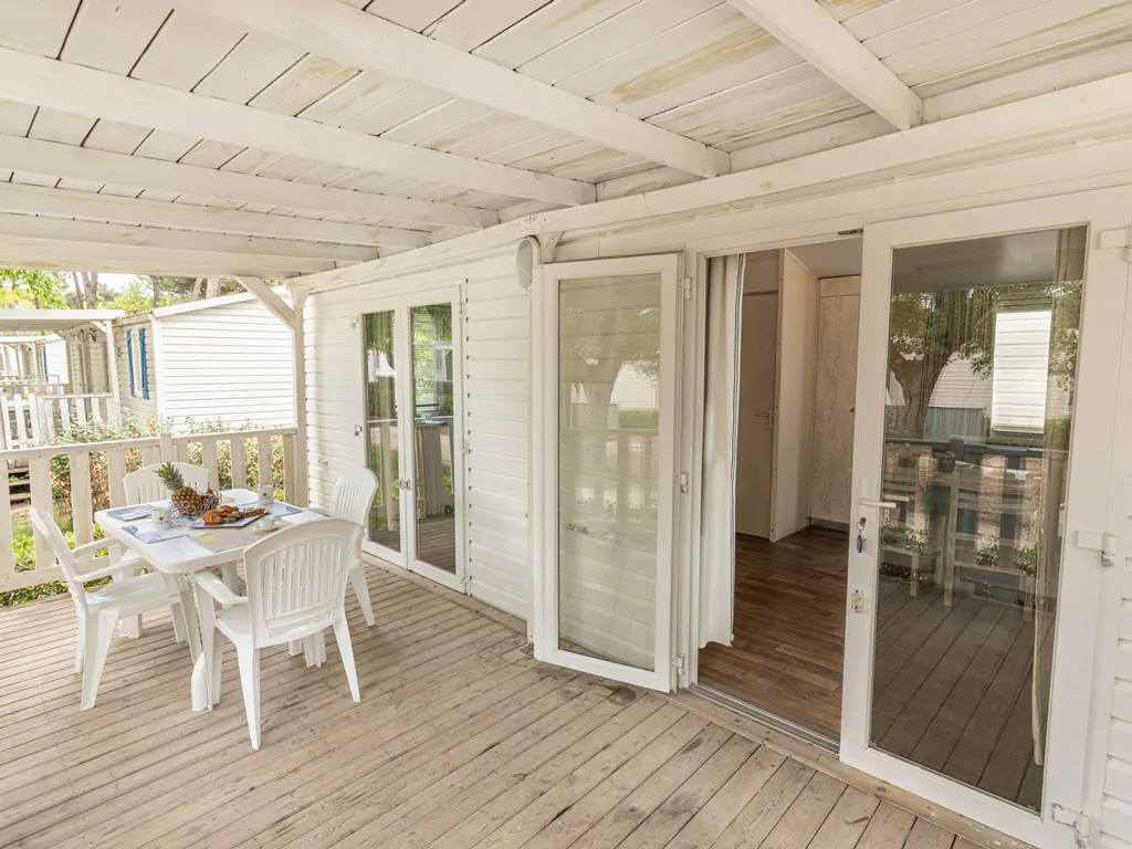 marina-family-resort-lodge-superior-dog-exterior-terrace