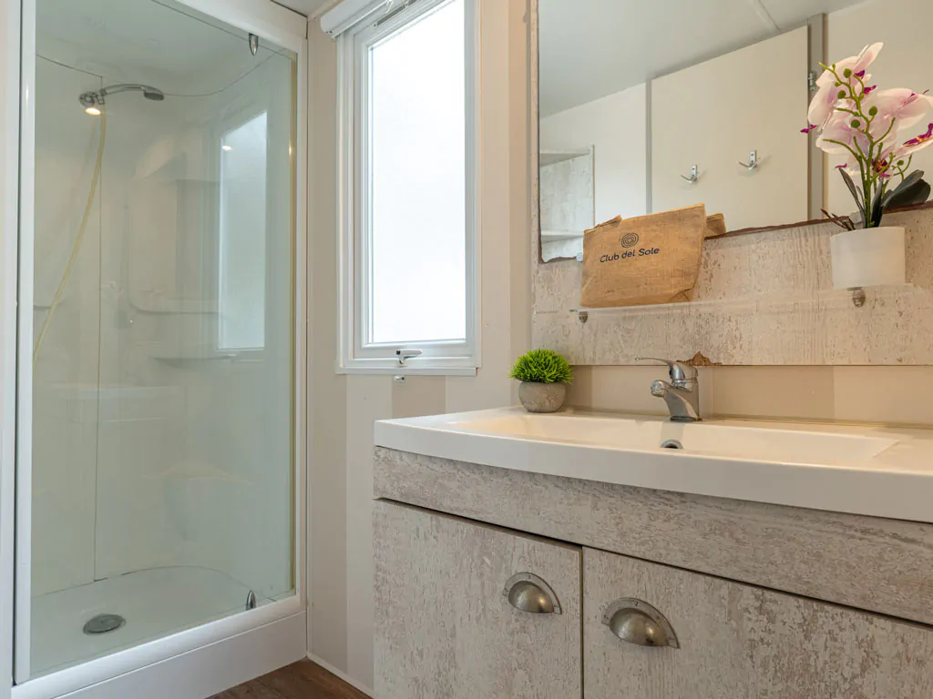 marina-family-resort-lodge-superior-dog-interior-bathroom
