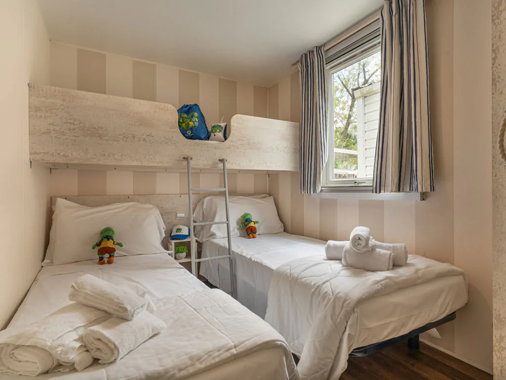marina-family-resort-lodge-superior-dog-interior-bedroom-single-beds