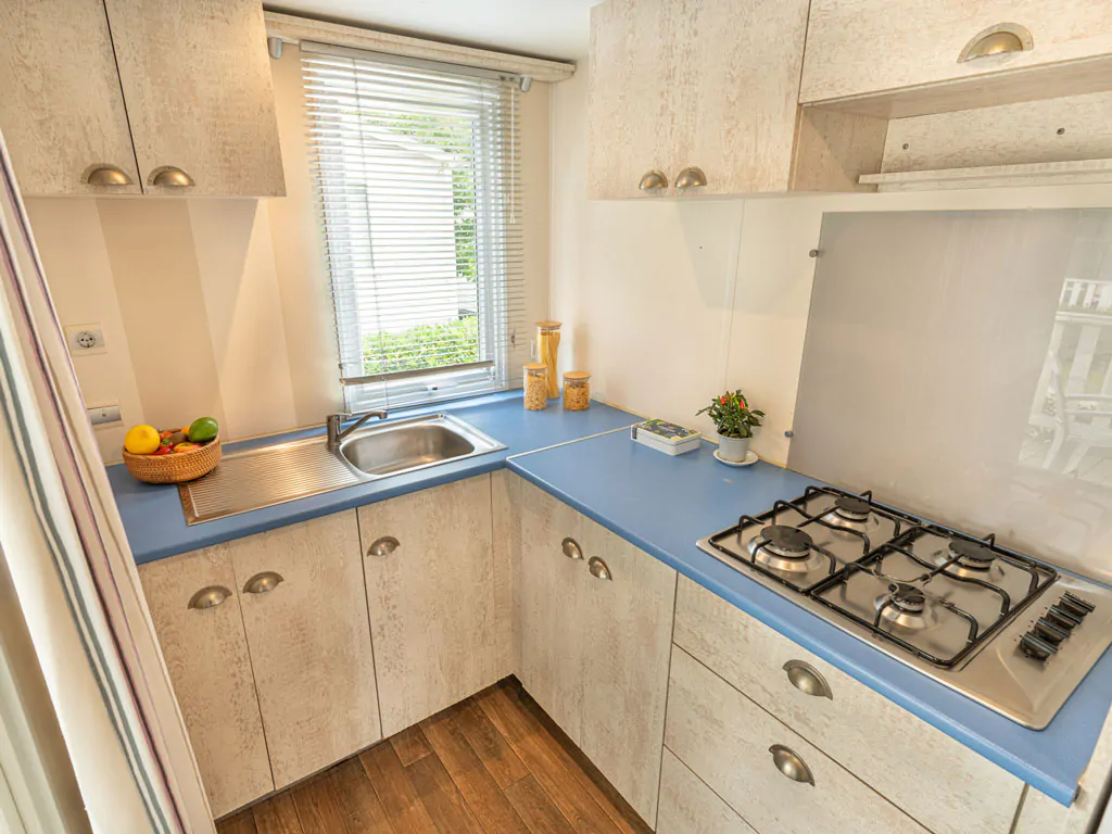 marina-family-resort-lodge-superior-dog-interior-kitchen