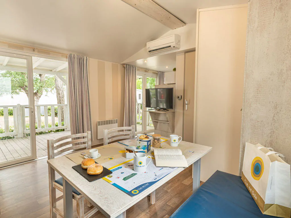 marina-family-resort-lodge-superior-dog-interior-living-room-table