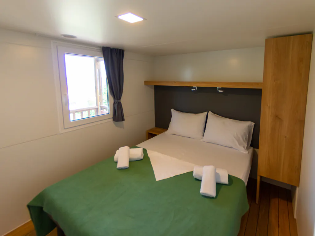 mobile-home-classic-interior-double-bed