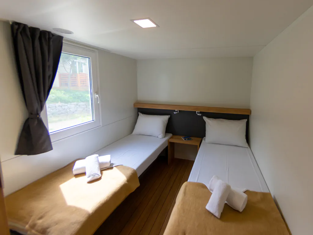 mobile-home-classic-interior-single-beds