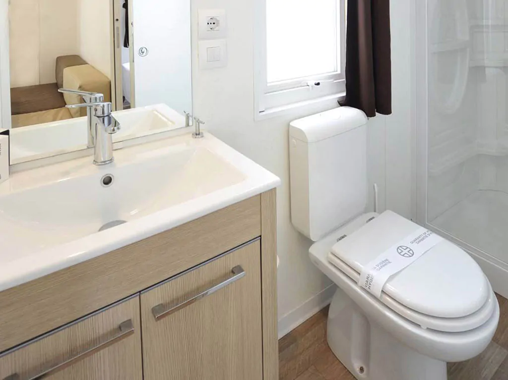 mobile-home-girasole-suite-interior-bath-room