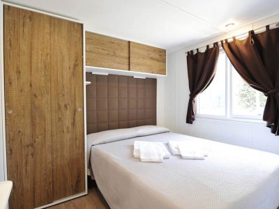 mobile-home-girasole-suite-interior-double-bed