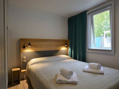 mobile-home-iris-interior-double-bed