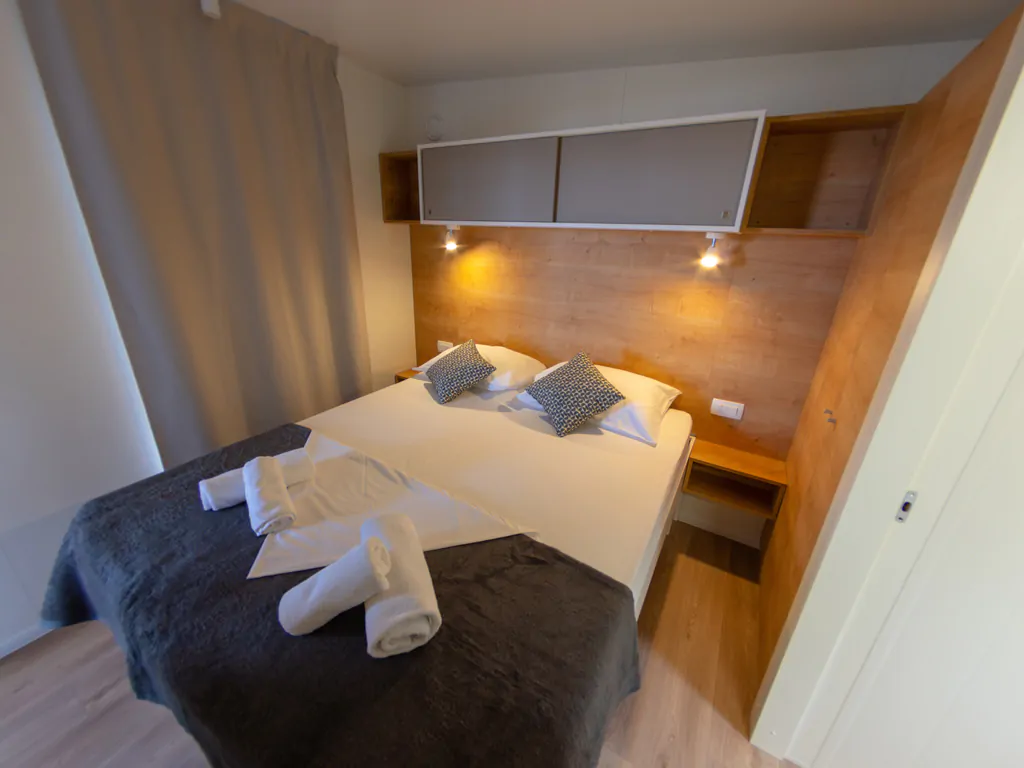 mobile-home-panorama-a-interior-double-bed