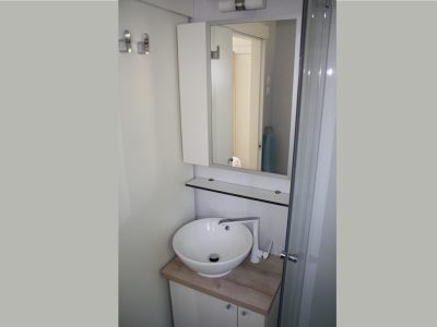 mobile-home-queen-interior-bath-room