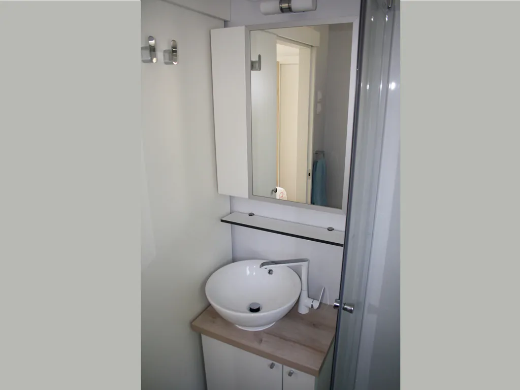 mobile-home-queen-interior-bath-room
