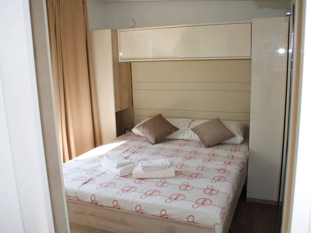mobile-home-queen-interior-double-bed