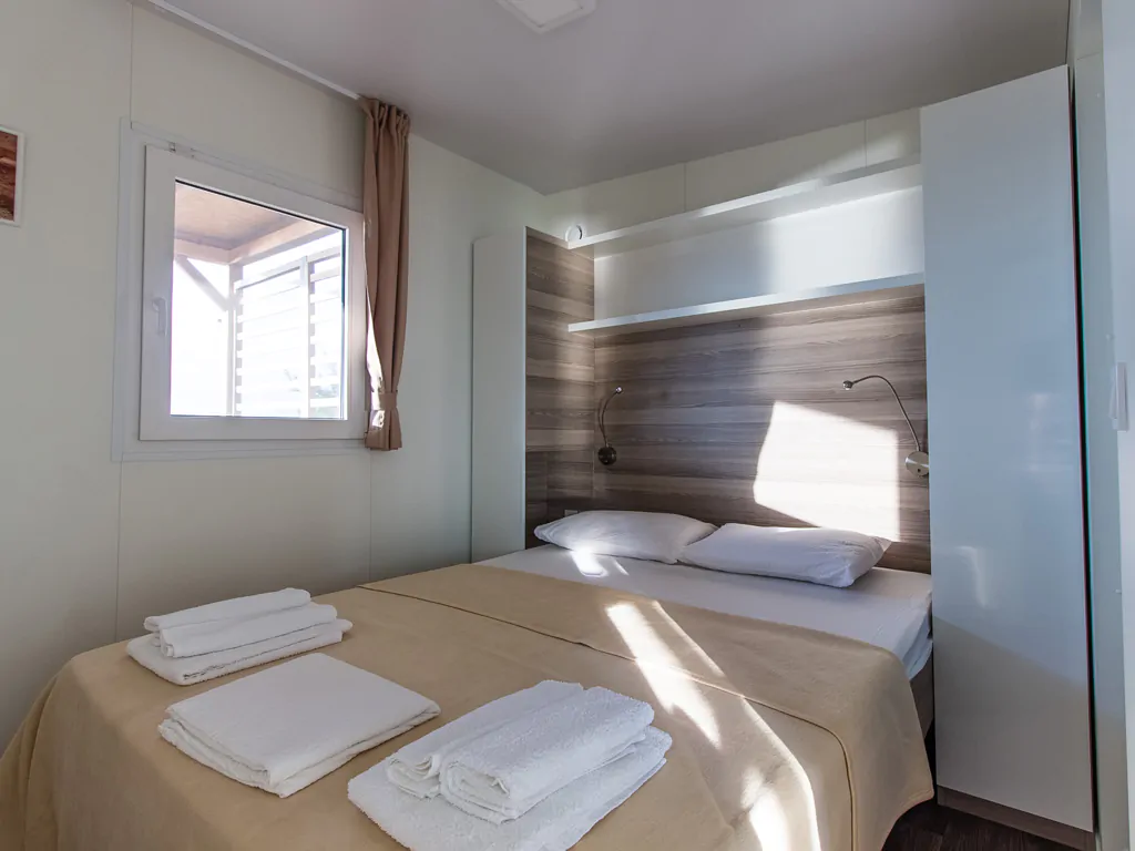mobile-home-trend-interior-double-bed-ii