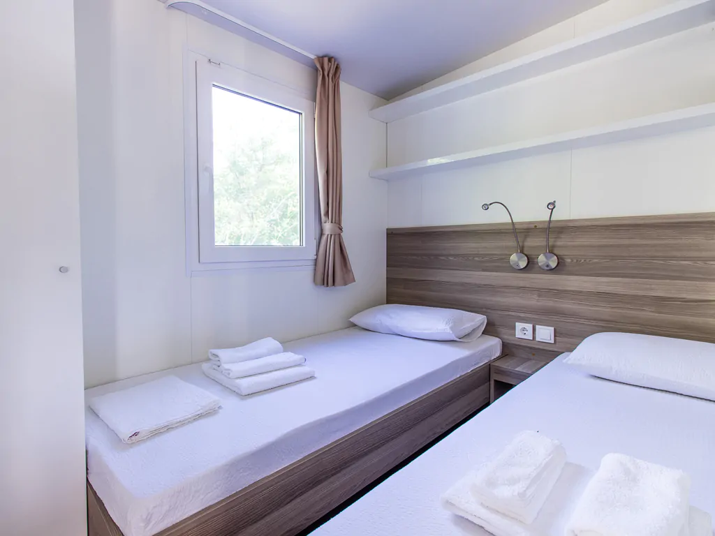 mobile-home-trend-interior-single-beds