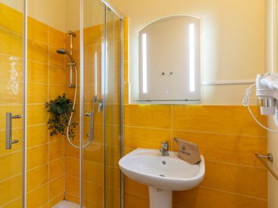 orbetello-family-collection-chalet-comfort-dog-interior-bathroom-view