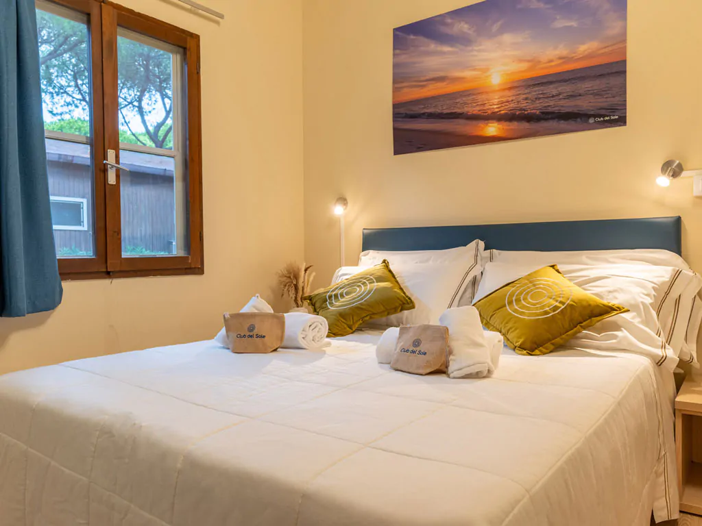 orbetello-family-collection-chalet-comfort-dog-interior-bedroom-double-bed