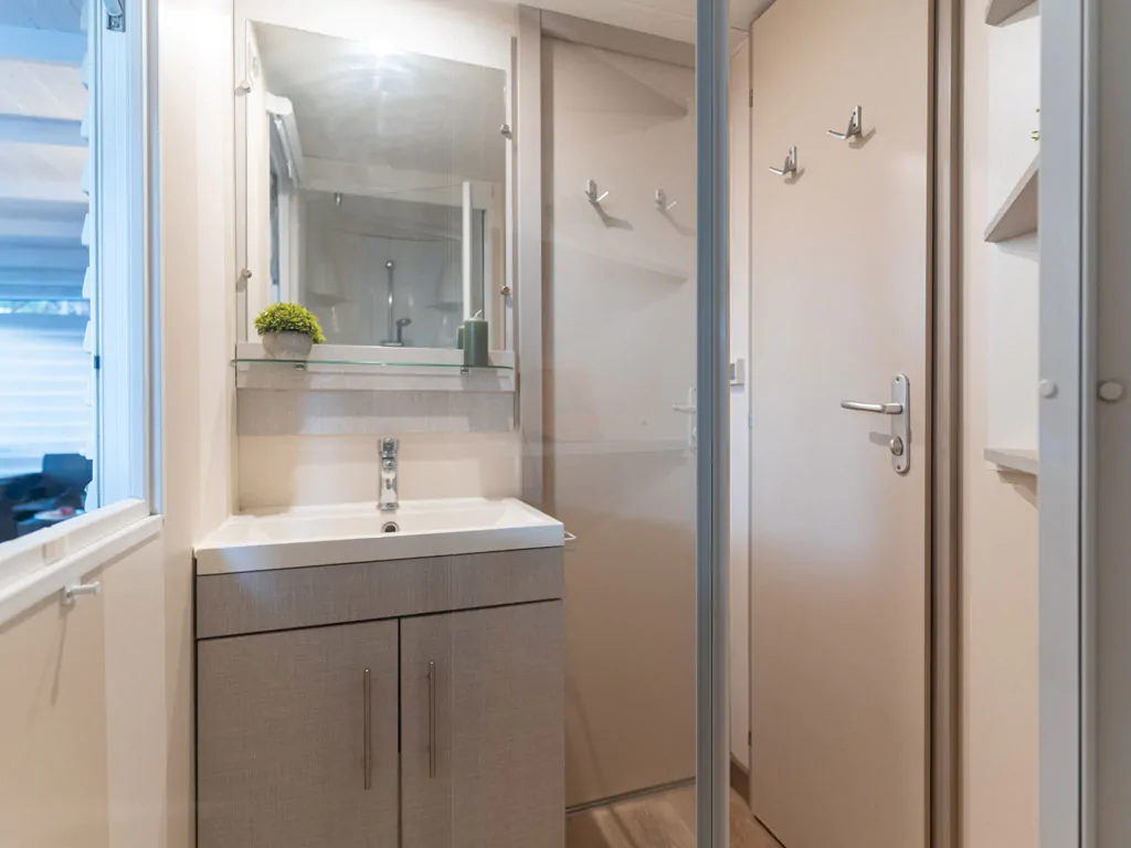 orbetello-family-collection-lodge-comfort-dog-interior-bathroom-sink