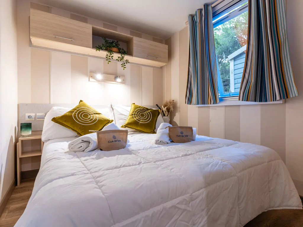 orbetello-family-collection-lodge-comfort-dog-interior-bedroom-double-bed