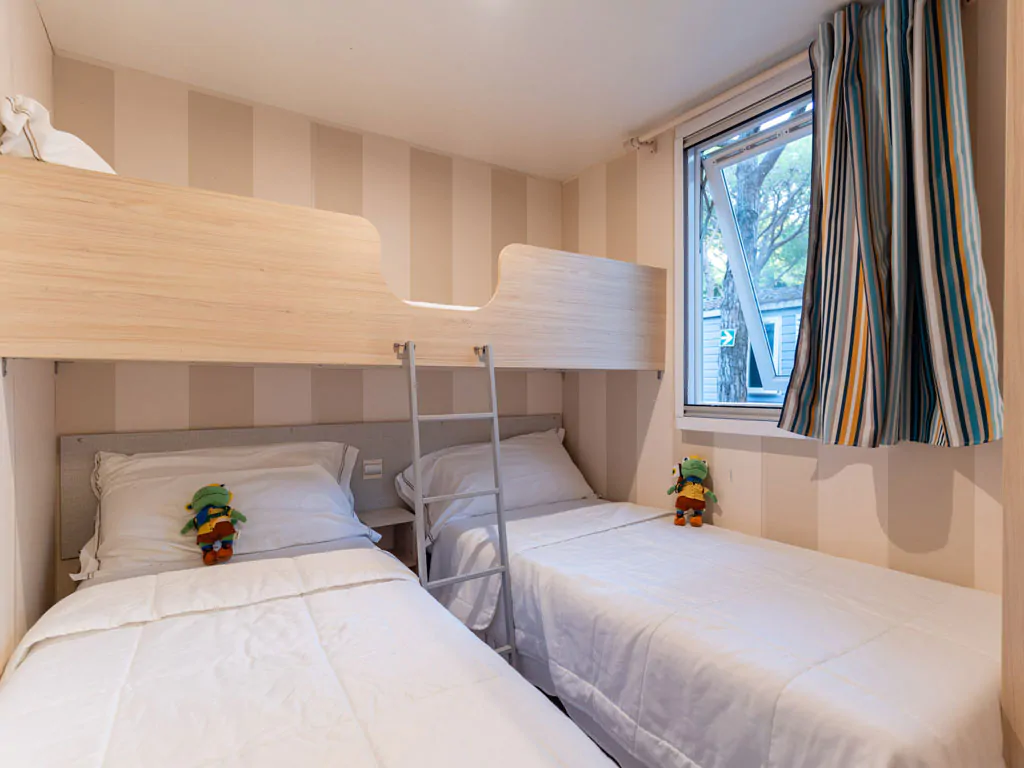 orbetello-family-collection-lodge-comfort-dog-interior-bedroom-single-beds
