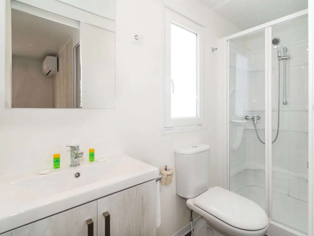 romagna-family-resort-lodge-comfort-dog-interior-bathroom