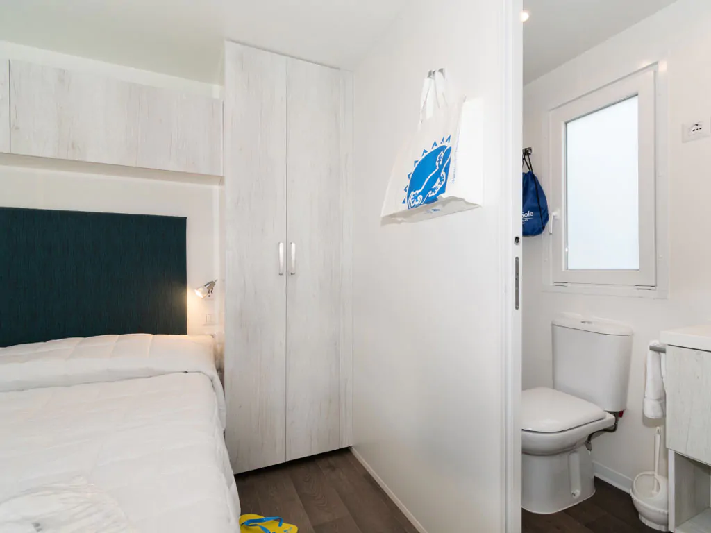 romagna-family-resort-lodge-comfort-dog-interior-bedroom-double-bed-and-bathroom