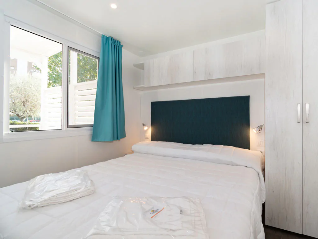 romagna-family-resort-lodge-comfort-dog-interior-bedroom-double-bed